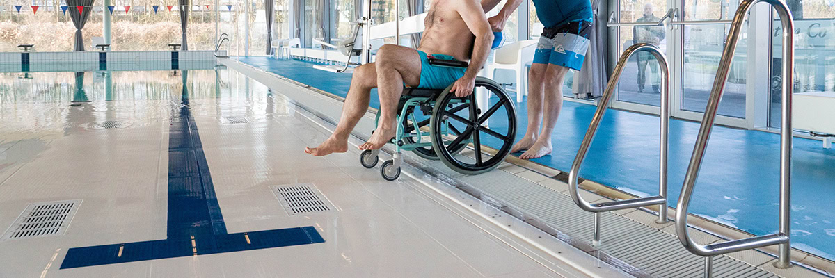 Movable floor for therapy pools