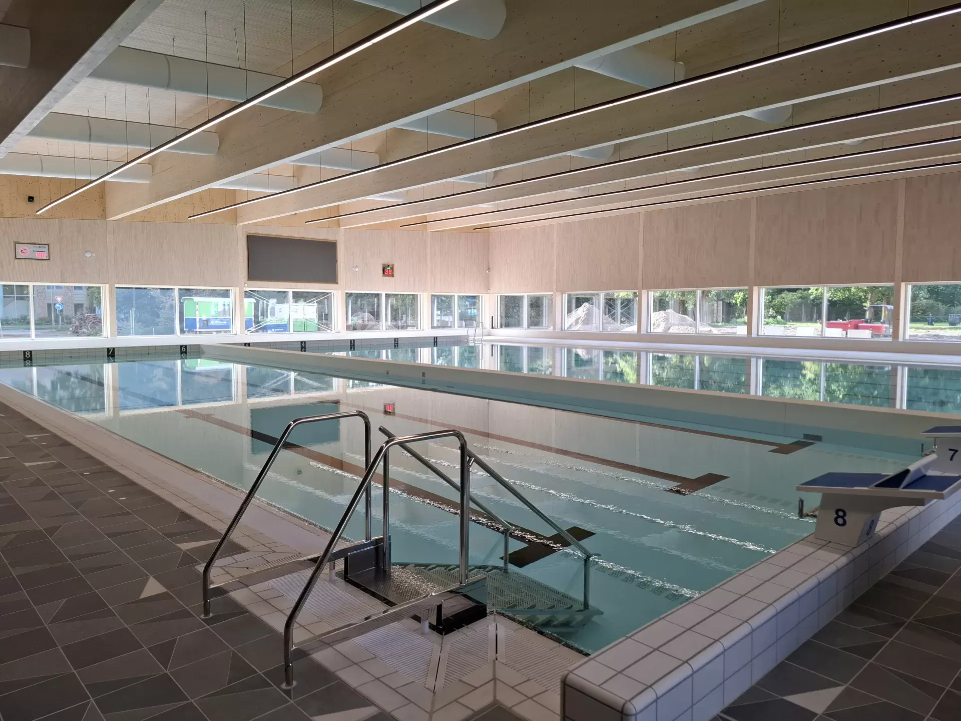 A duo-movable floor, two-temperature set-up and pool design in Project de Meerkamp