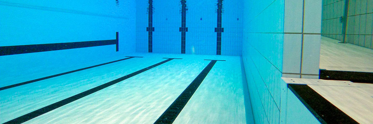 Movable floor for public pools