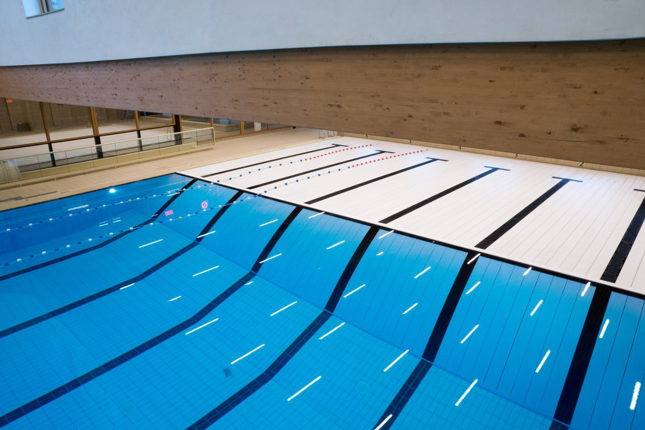 Movable pool floors